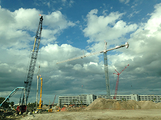New tower crane at ConRAC site